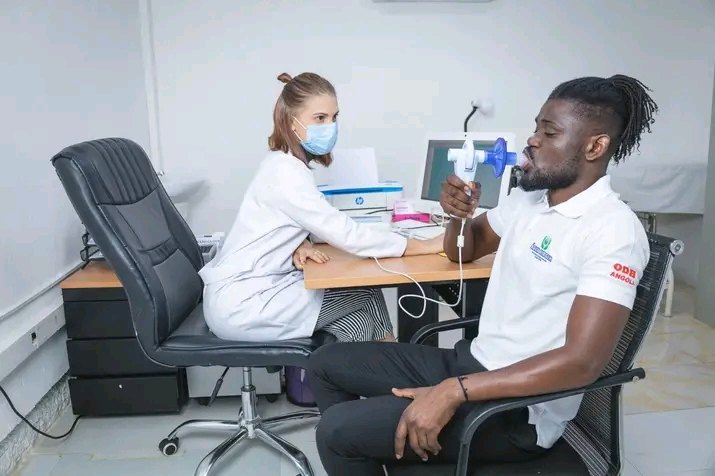 Exame respiratório a um paciente na Clínica Medisaf