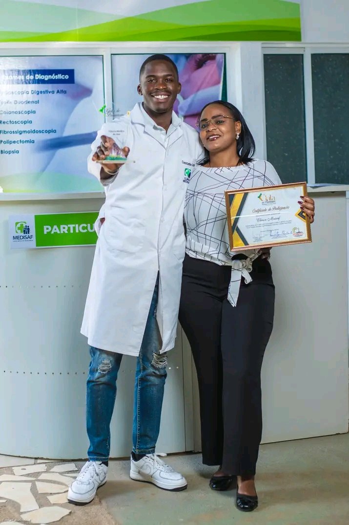 Colaboradores da Medisaf junto à recepção com troféu e certificado