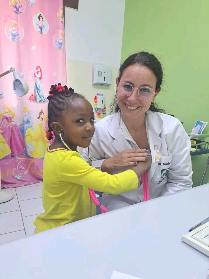 Médica a atender uma criança com estetoscópio na Clínica Medisaf