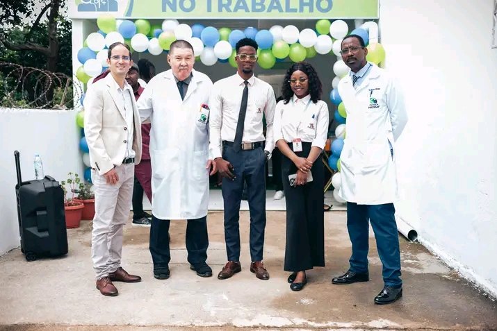 Equipa da Medisaf junto à banca de Saúde no Trabalho, decorada com balões